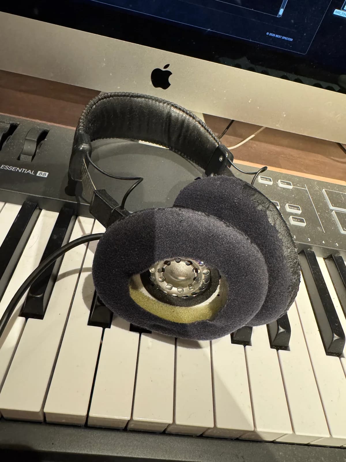 長年の使用で劣化したMDR-CD900STのイヤーパッド裏面
